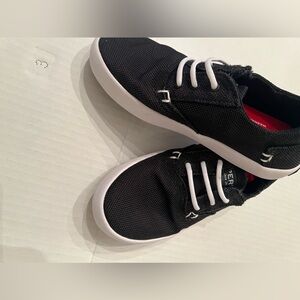 SPEERY UNISEX CHILD BODIE WASHABLE SNEAKERS. BLACK WITH WHITE LACES. SIZE 12